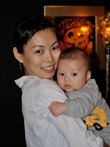 ママに抱っこ! ママに抱っこ!