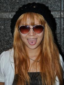 街角、舌ピアス 街角、舌ピアス