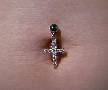 クロスチャームとブラックオパール クロスチャームとブラックオパール