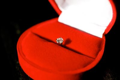 婚約ピアス 婚約ピアス