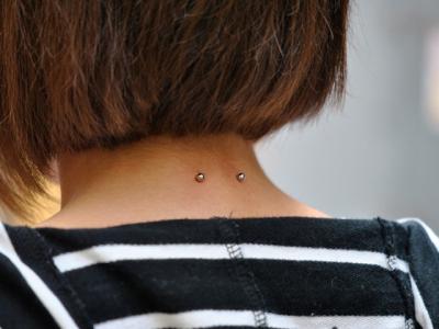 首の後ろ 首の後ろ