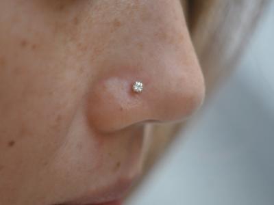 鼻ピアス 鼻ピアス