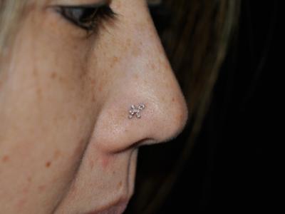 鼻ピアス 鼻ピアス