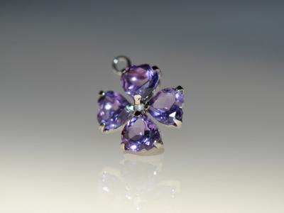 アメシストのクローバーチャーム アメシストのクローバーチャーム