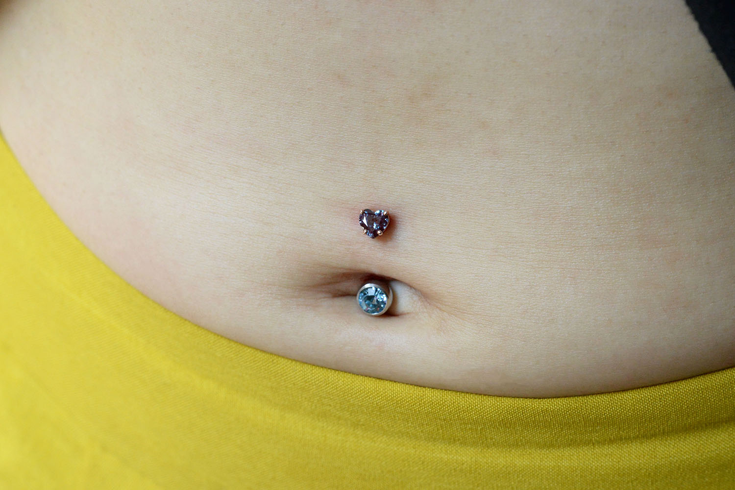 沖縄生まれ、へそ開ける。 - ボディピアス スタジオ :+: ゲート